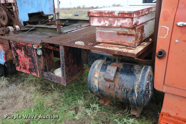 image for item DD5382 1974 International 1600 drilling rig truck