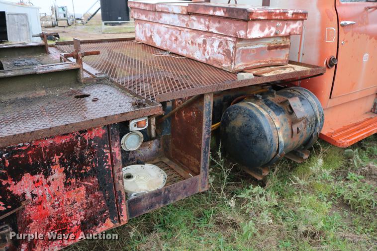 image for item DD5382 1974 International 1600 drilling rig truck