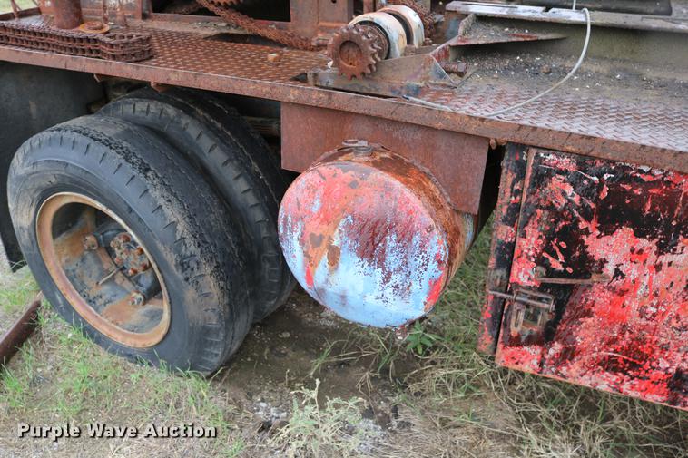 image for item DD5382 1974 International 1600 drilling rig truck