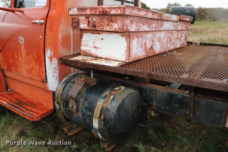 image for item DD5382 1974 International 1600 drilling rig truck