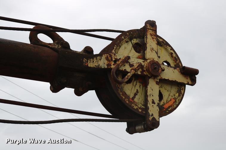 image for item DD5382 1974 International 1600 drilling rig truck