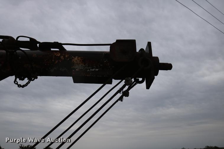 image for item DD5382 1974 International 1600 drilling rig truck