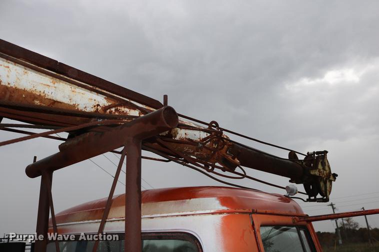 image for item DD5382 1974 International 1600 drilling rig truck