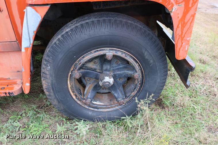 image for item DD5382 1974 International 1600 drilling rig truck