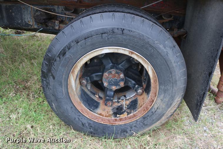 image for item DD5382 1974 International 1600 drilling rig truck