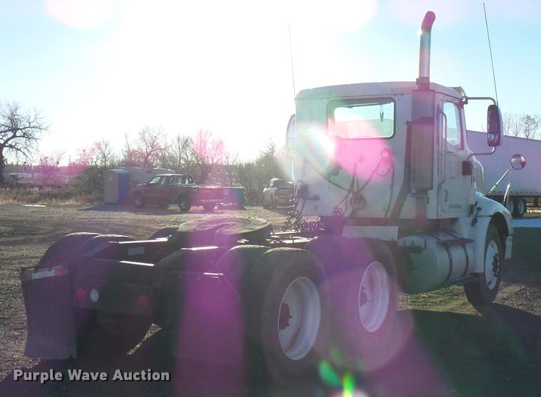 image for item DD5978 2003 International 9100i semi truck