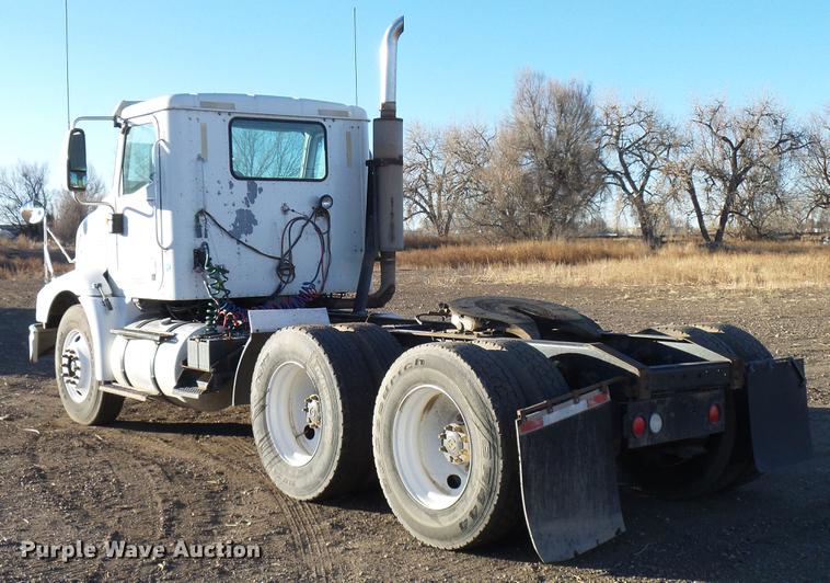 image for item DD5978 2003 International 9100i semi truck