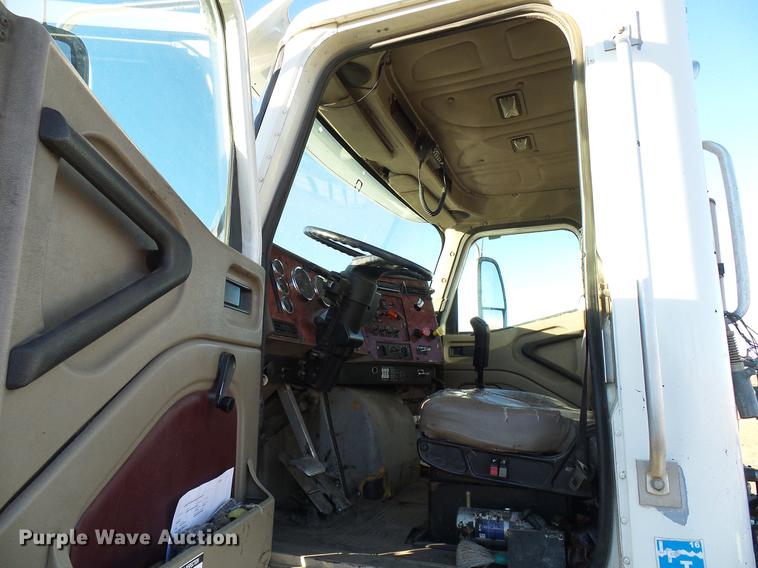 image for item DD5978 2003 International 9100i semi truck