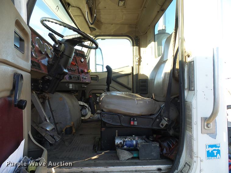 image for item DD5978 2003 International 9100i semi truck