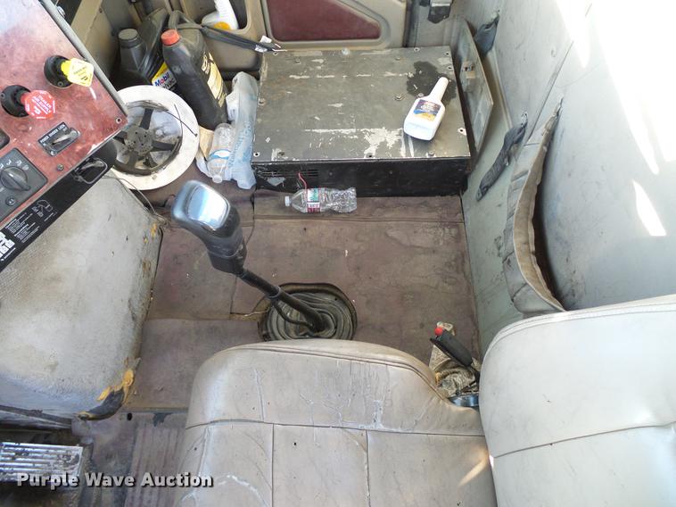 image for item DD5978 2003 International 9100i semi truck