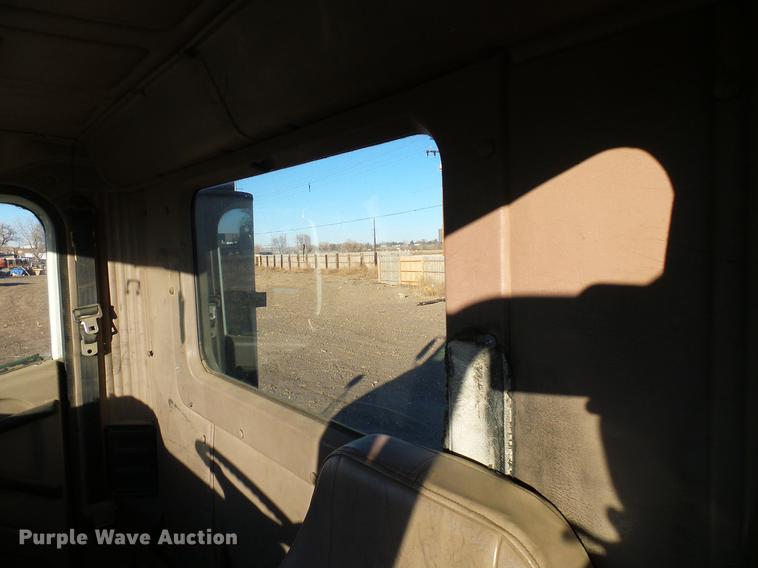 image for item DD5978 2003 International 9100i semi truck