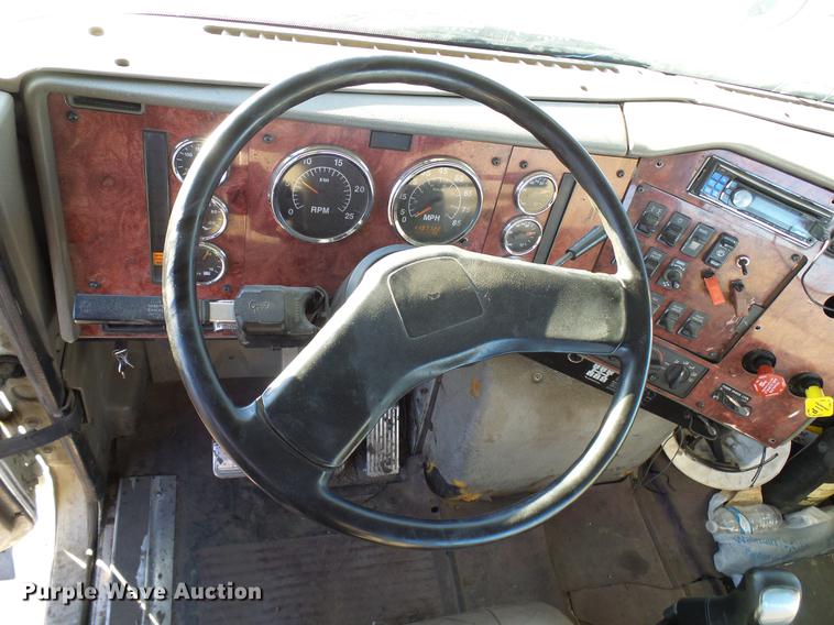 image for item DD5978 2003 International 9100i semi truck