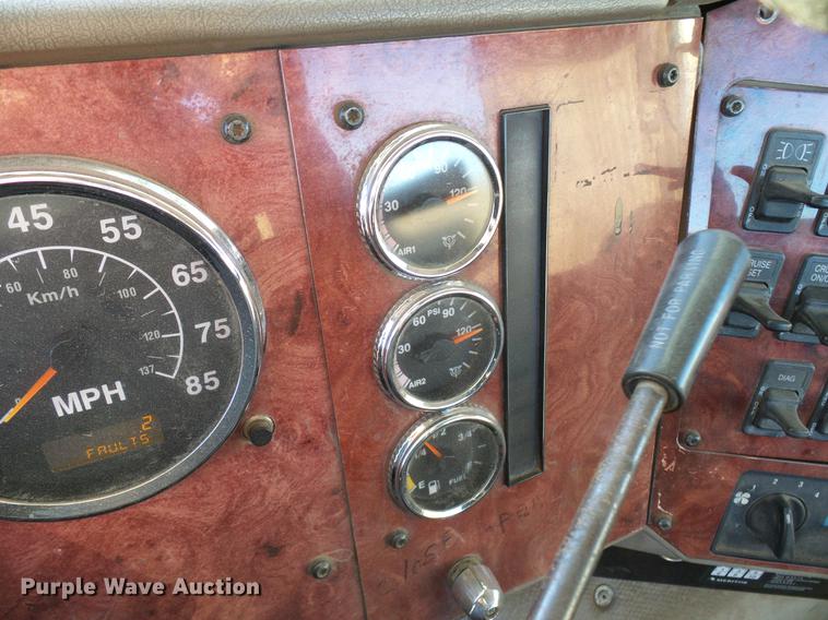 image for item DD5978 2003 International 9100i semi truck