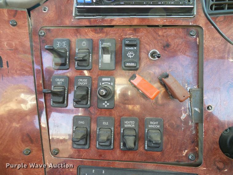 image for item DD5978 2003 International 9100i semi truck