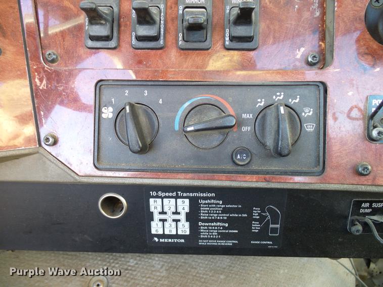 image for item DD5978 2003 International 9100i semi truck