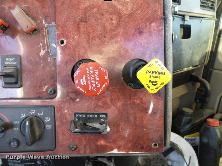 image for item DD5978 2003 International 9100i semi truck