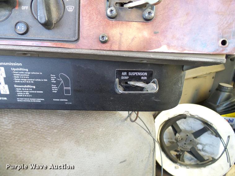 image for item DD5978 2003 International 9100i semi truck