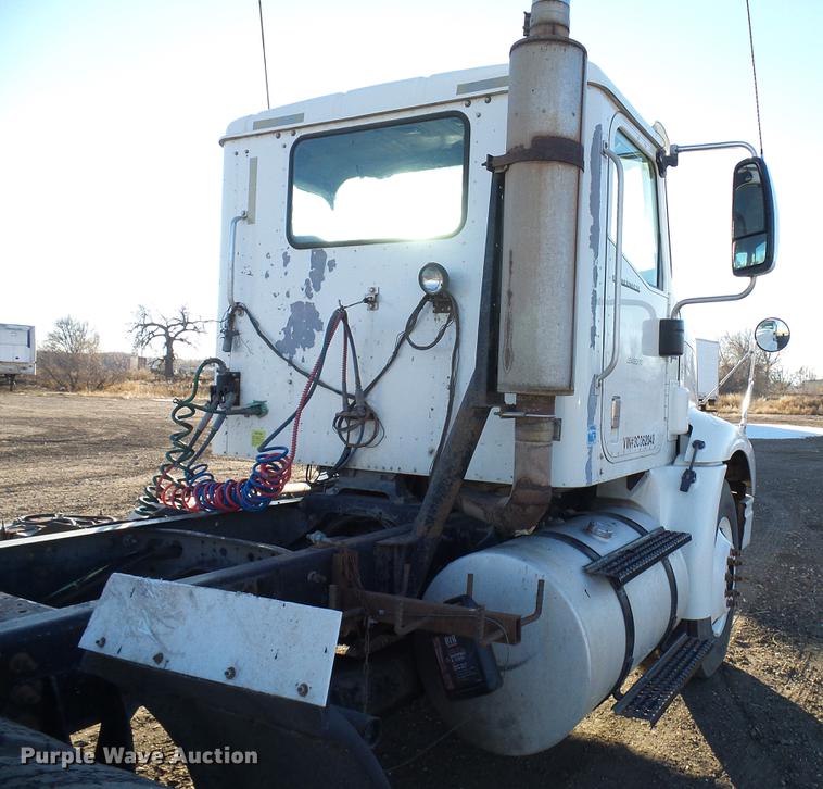 image for item DD5978 2003 International 9100i semi truck