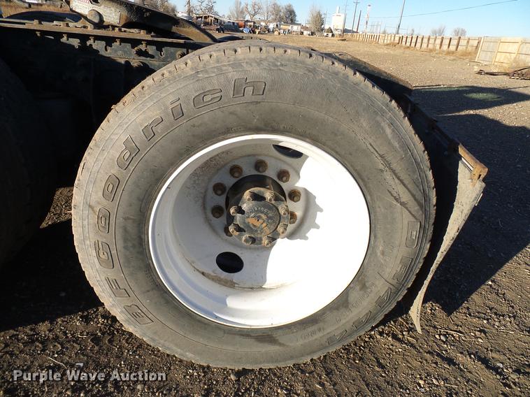 image for item DD5978 2003 International 9100i semi truck