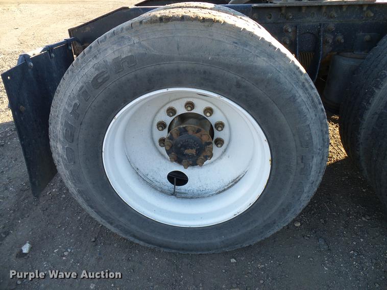 image for item DD5978 2003 International 9100i semi truck