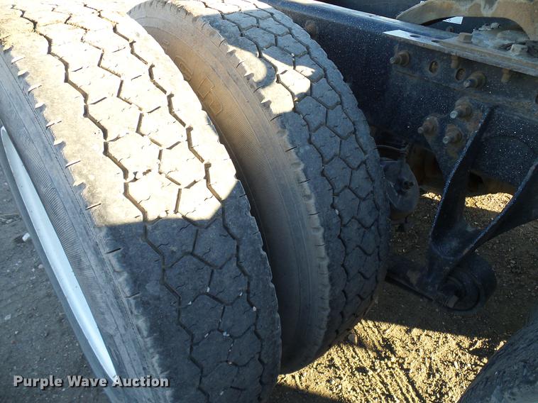 image for item DD5978 2003 International 9100i semi truck