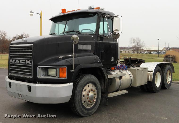 image for item DD7363 1990 Mack CH613 semi truck