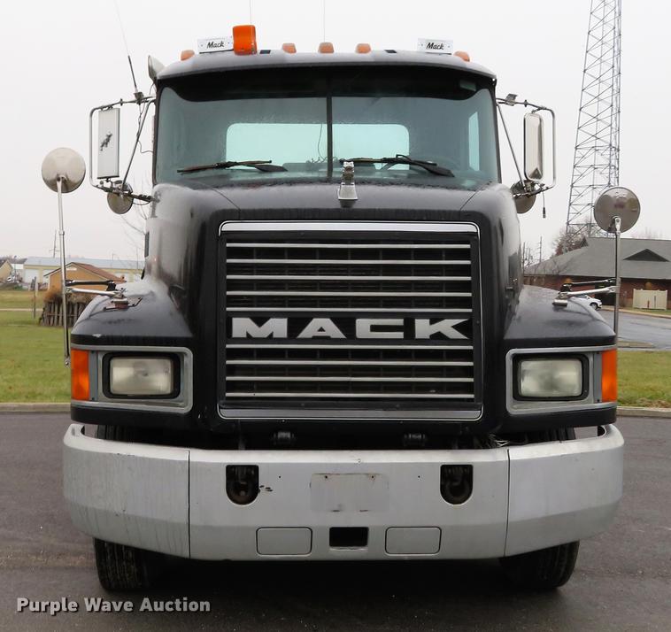 image for item DD7363 1990 Mack CH613 semi truck