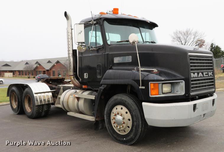 image for item DD7363 1990 Mack CH613 semi truck