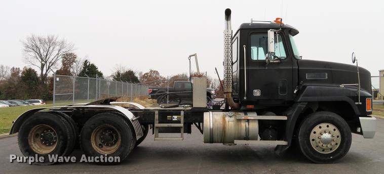 image for item DD7363 1990 Mack CH613 semi truck
