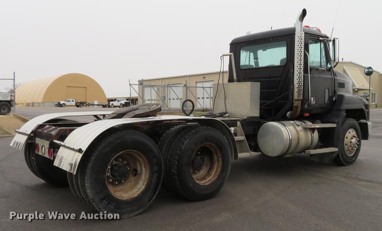 image for item DD7363 1990 Mack CH613 semi truck