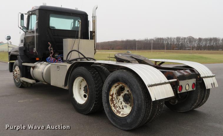 image for item DD7363 1990 Mack CH613 semi truck