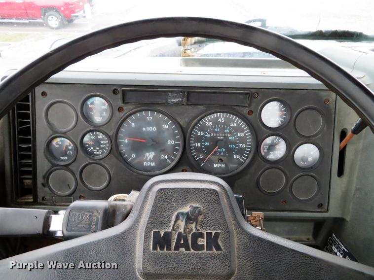 image for item DD7363 1990 Mack CH613 semi truck