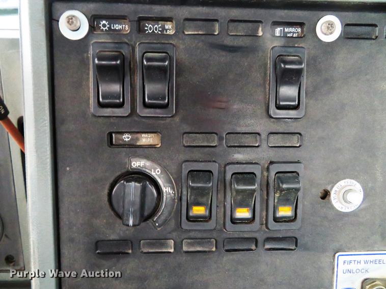 image for item DD7363 1990 Mack CH613 semi truck