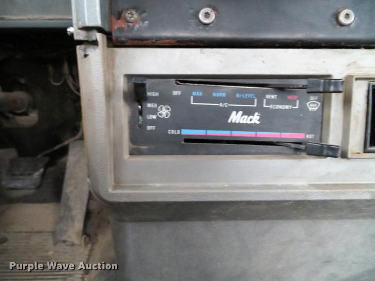 image for item DD7363 1990 Mack CH613 semi truck