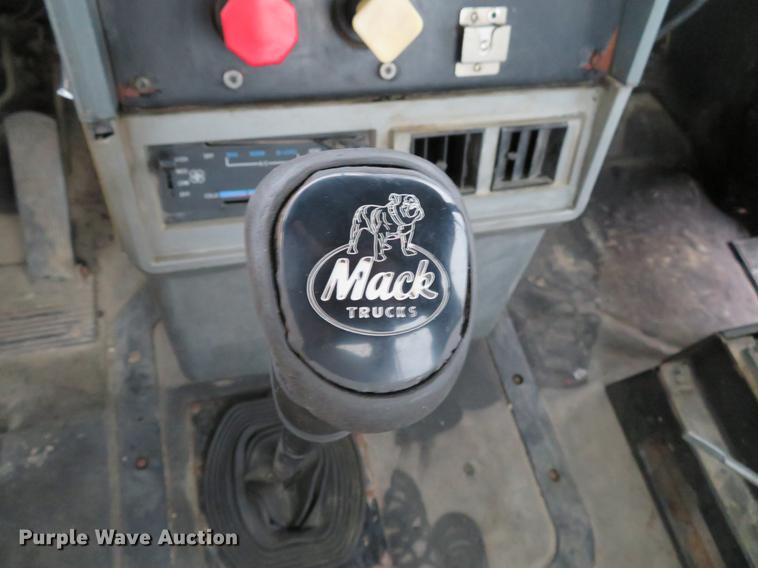 image for item DD7363 1990 Mack CH613 semi truck
