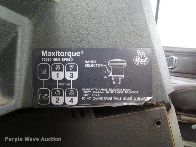 image for item DD7363 1990 Mack CH613 semi truck