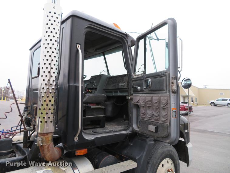 image for item DD7363 1990 Mack CH613 semi truck