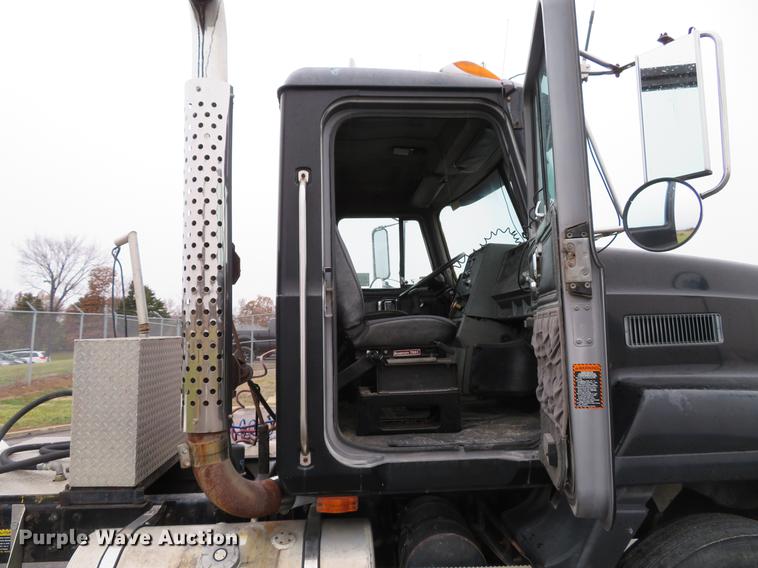 image for item DD7363 1990 Mack CH613 semi truck