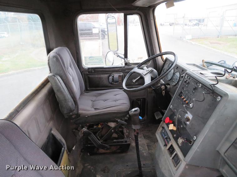 image for item DD7363 1990 Mack CH613 semi truck