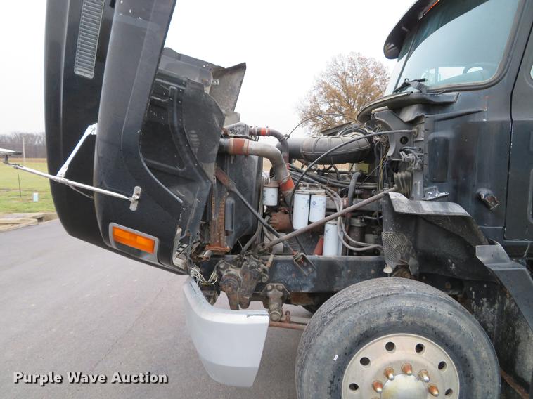 image for item DD7363 1990 Mack CH613 semi truck