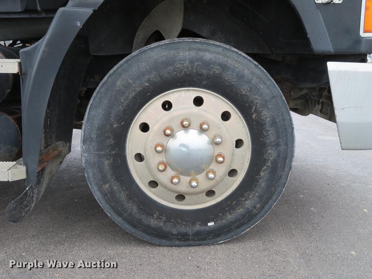 image for item DD7363 1990 Mack CH613 semi truck