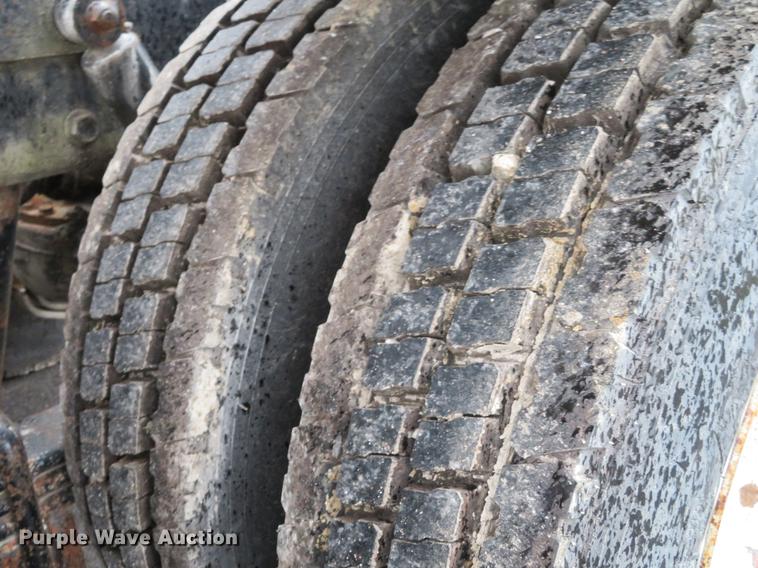 image for item DD7363 1990 Mack CH613 semi truck