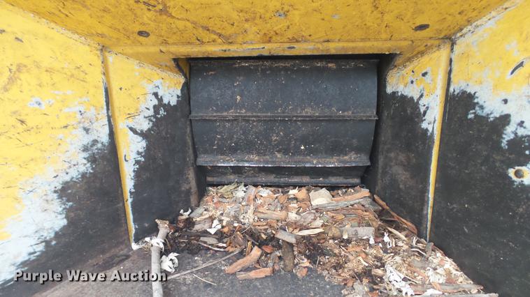 image for item DE4960 2003 Vermeer BC1000XL wood chipper