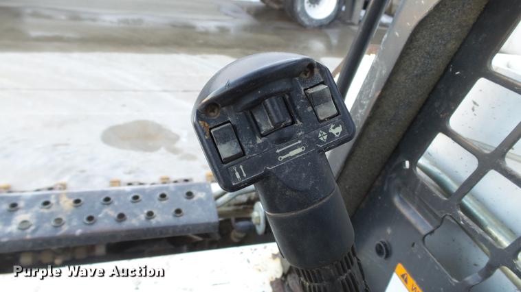 image for item DE4988 2012 Bobcat T180 skid steer