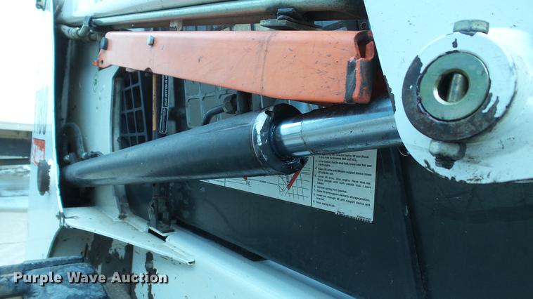 image for item DE4988 2012 Bobcat T180 skid steer
