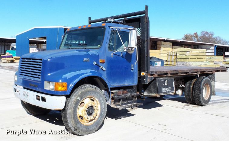 image for item DE4991 2000 International 4700 dump flatbed truck