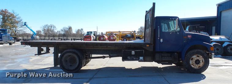 image for item DE4991 2000 International 4700 dump flatbed truck
