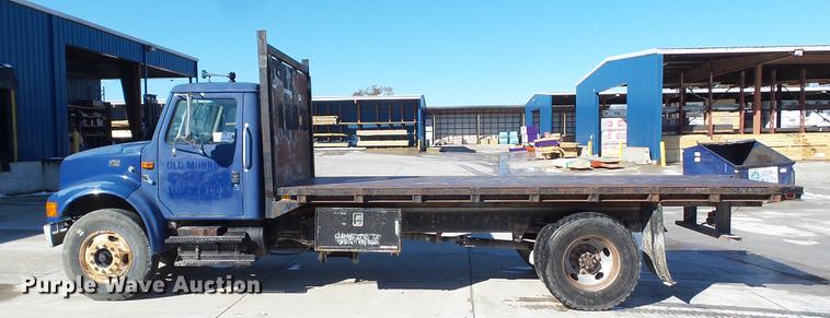 image for item DE4991 2000 International 4700 dump flatbed truck