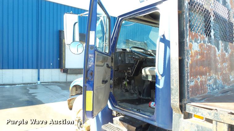 image for item DE4991 2000 International 4700 dump flatbed truck