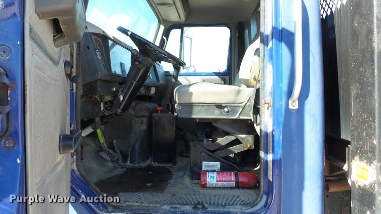 image for item DE4991 2000 International 4700 dump flatbed truck